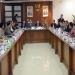 Memimpin Rapat Konsultasi